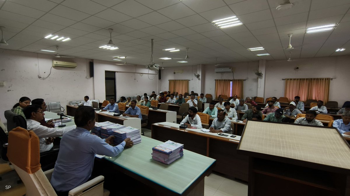 સ્વર્ણિમહોલ જિલ્લા પંચાયત પાટણ ખાતે 5,000 થી વધુ વસ્તી ધરાવતા 22 ગામોના તક મંત્રીશ્રીઓ સરપંચશ્રી/વહીવટદારશ્રીઓને "પી.એમ સૂર્યઘર:મફત વીજળી યોજના" અંતર્ગત મોડેલ સોલાર વિલેજ સ્પર્ધાની સવિસ્તાર જાણકારી આપવામાં આવી.જ્યાં હાજર રહી તમામને સમજૂત કરી માર્ગદર્શન આપવામાં આવ્યું.