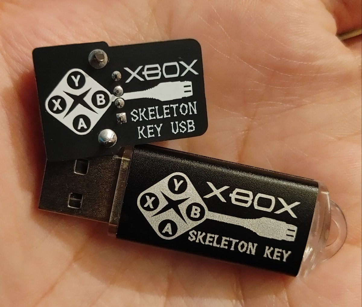 OG Xbox Skeleton Key payloads are out now!
ogxbox.com/forums/index.p…

digiex.net/threads/skelet…

This has been a huge community wide collaboration. These payloads should lower the barrier to entry for Xbox tinkering and be a valuable toolkit for veteran original Xbox fans.