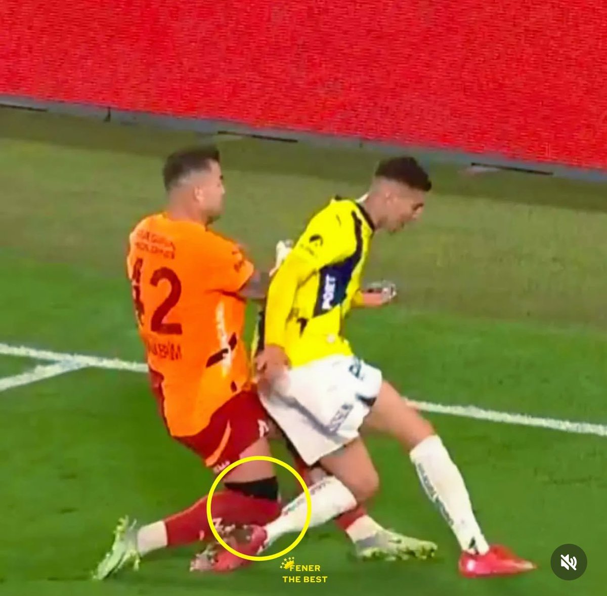 Mide bulandıran bir karar 
mide bılandıran bir hakem 
mide bulandıran bir kurgu 
mide bulandıran bir yönetim ve hoca .
Ezeli rekabeti uzun senelerdir yapılan türlü işlerle ayaklar altına alan ve nefrete çeviren bir gidiş .
Artık bıktık sizden de kurduğunuz düzenden de. 
Sayın Ali