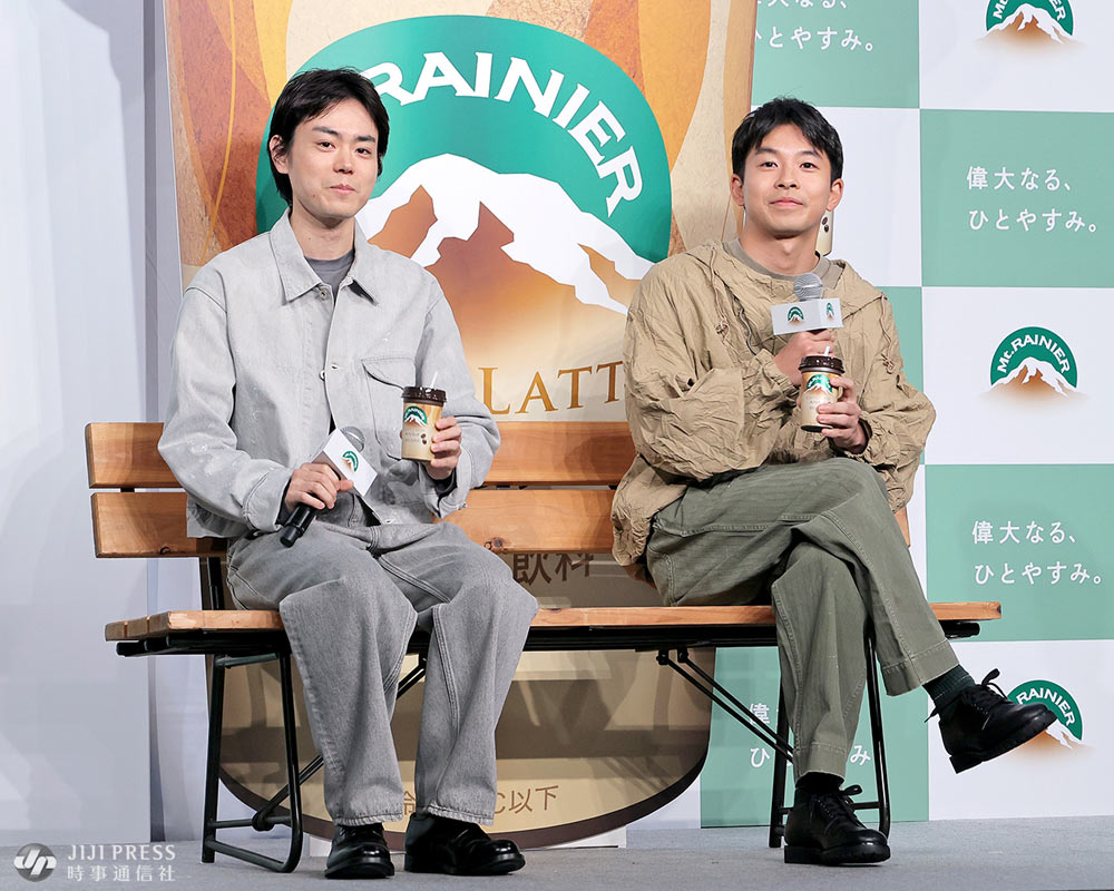 jijicom_ent's tweet photo. 「 #マウントレーニア 」新CM発表会では #菅田将暉 さんと #仲野太賀 さんがベンチに座ってトークセッションに臨みました。二人は終始リラックスした様子で、仲野さんがカフェラテを飲んで足を組むと、菅田さんは「CM会見で足を組むな」とツッコみつつ「それぐらいリラックスできるね」と話しました。 https://t.co/SifMI0CyVG