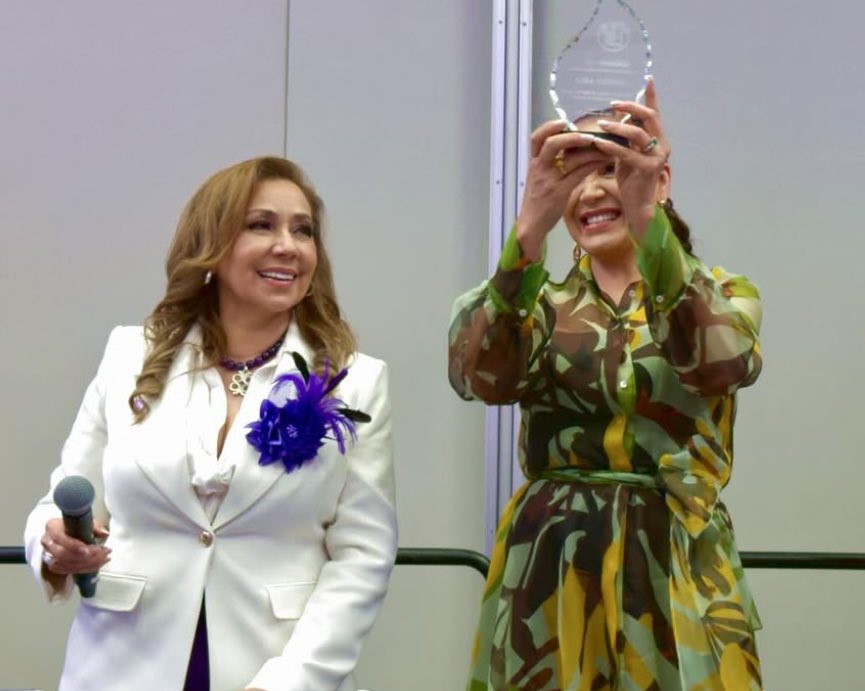 Maura_Arredondo's tweet photo. Que honor haber sido partícipe del reconocimiento a @AidaCuevas por sus 50 años de exitosa carrera artística #MujerQueInspira
@50mas1intl 
@nenaorantes 
@yadiraalarconm https://t.co/GpDRr8kYoe