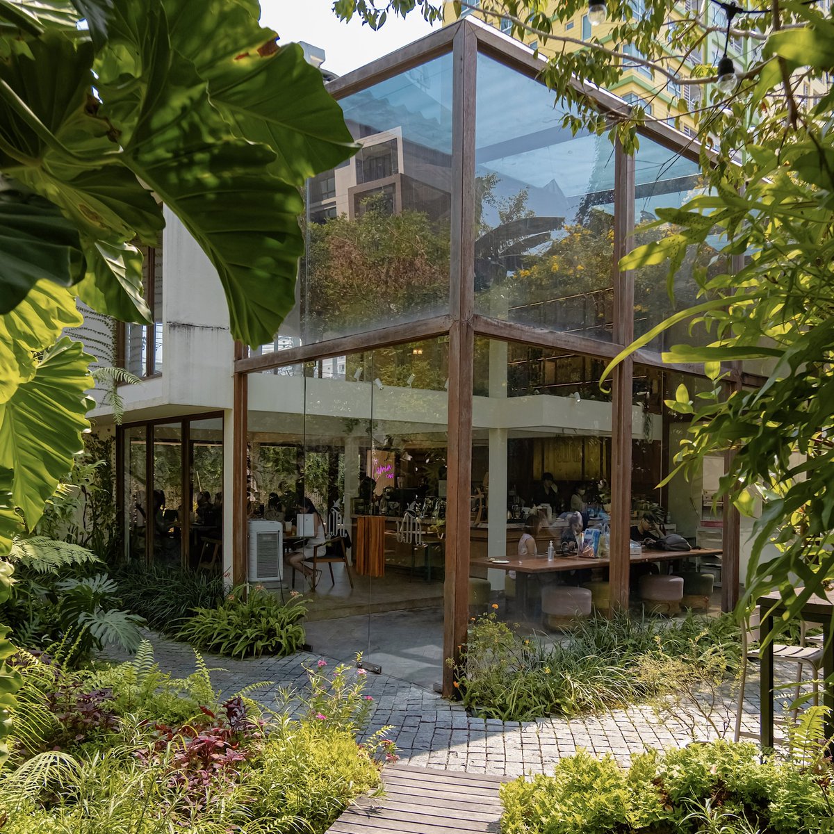 คาเฟ่และร้านอาหารโซนเกษตรนวมินทร์ ล่าสุดออกเมนูขนมและเครื่องดื่มใหม่ “ชีสเค้กครัมเบิ้ลมะพร้าวอ่อน” อร่อยมากกก ครีมชีสด้านในหอมนุ่ม หวานน้อย ด้านบนเป็นมะพร้าวอ่อน ทานคู่กันแล้วหอมอร่อยมาก