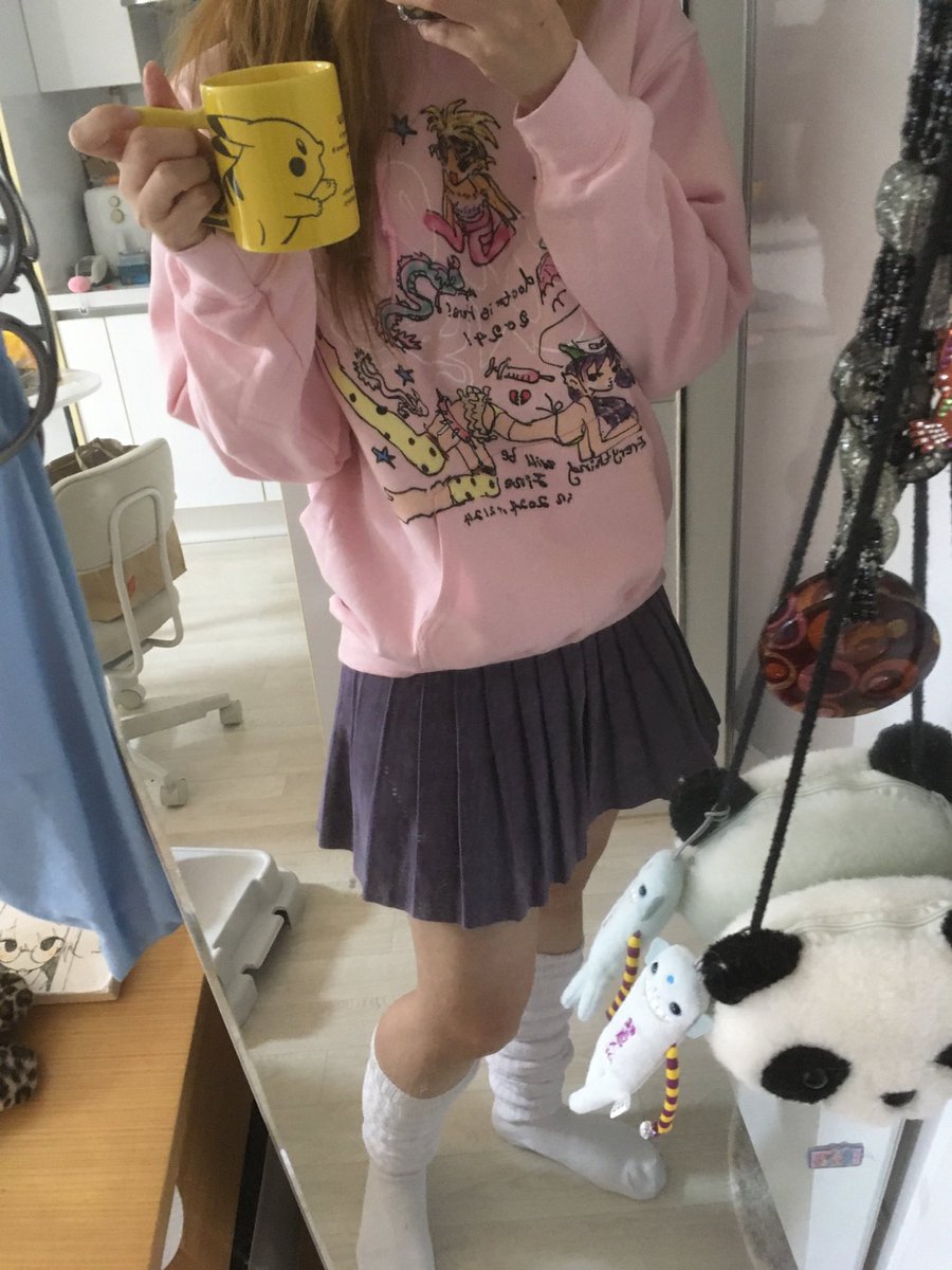 기쁜 날을 기념하여
#rt 한 분께 HELP ME hoodie를 드립니다 🎵🤍 
6-7일에 당발 할게요!