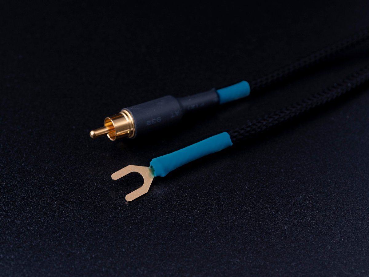 kojo0527's tweet image. 光城精工豆知識コーナー！♪(^O^)／🍎

前回紹介した「Clone1R」ですが、「Clone2」にも「Clone2R」としてRCAプラグタイプが存在します！
システム構成に合わせて使ってみましょう♪(^_-)-☆

#KOJO #光城精工 #アースケーブル #音楽 #オーディオ