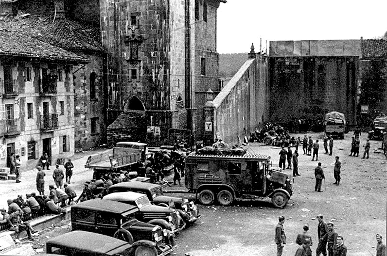 1937ko apirilaren 4an tropa frankistak Otxandiora sartu ziren.Egun hartan 450 gudari hil zituzten . Gure herriak nortasuna gordetzen jakin izan du, eta esperantzaren eta elkartasunaren bandera altxatuz begiratzen dio orain etorkizunari . Zutik.

 #Otxandio #bizigurazbetie