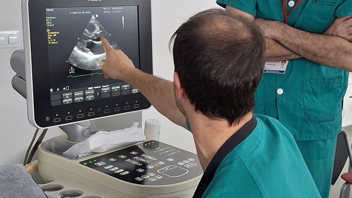 Hospital Universitario 12 de Octubre (@h12octubre) on Twitter photo 👉 <a href="/Cardio_H12O/">Servicio Cardiología Hospital 12 de Octubre</a> recibe la visita de alumnos de 2 programas 4ºESO+Empresa que han hecho talleres de electrocardiograma, ecocardiografía y ciencia de datos.
🔬 También de investigación visualizando células sanguíneas.
👩🎓👨🏻🎓 Inspirando futuras vocaciones.
#somosdel12 👉 <a href="/Cardio_H12O/">Servicio Cardiología Hospital 12 de Octubre</a> recibe la visita de alumnos de 2 programas 4ºESO+Empresa que han hecho talleres de electrocardiograma, ecocardiografía y ciencia de datos.
🔬 También de investigación visualizando células sanguíneas.
👩🎓👨🏻🎓 Inspirando futuras vocaciones.
#somosdel12