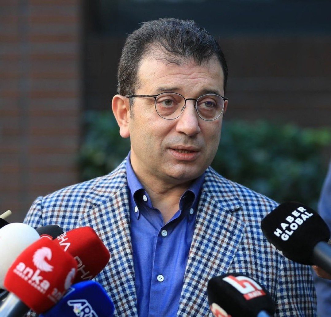 Safdijitalcom's tweet photo. 🔴Ekrem İmamoğlu: Kur'an-ı Kerim’den de özellikle adaletle ilgili bölümleri not alarak okuyorum.

Nâzım Hikmet’in bütün şiirlerini getirttim, o da başucumda.

Hacı Bektaş Veli ile ilgili sayfa sayısı az ama müthiş derinlikli bir kitap da okuyorum. https://t.co/KjmqshUEqX