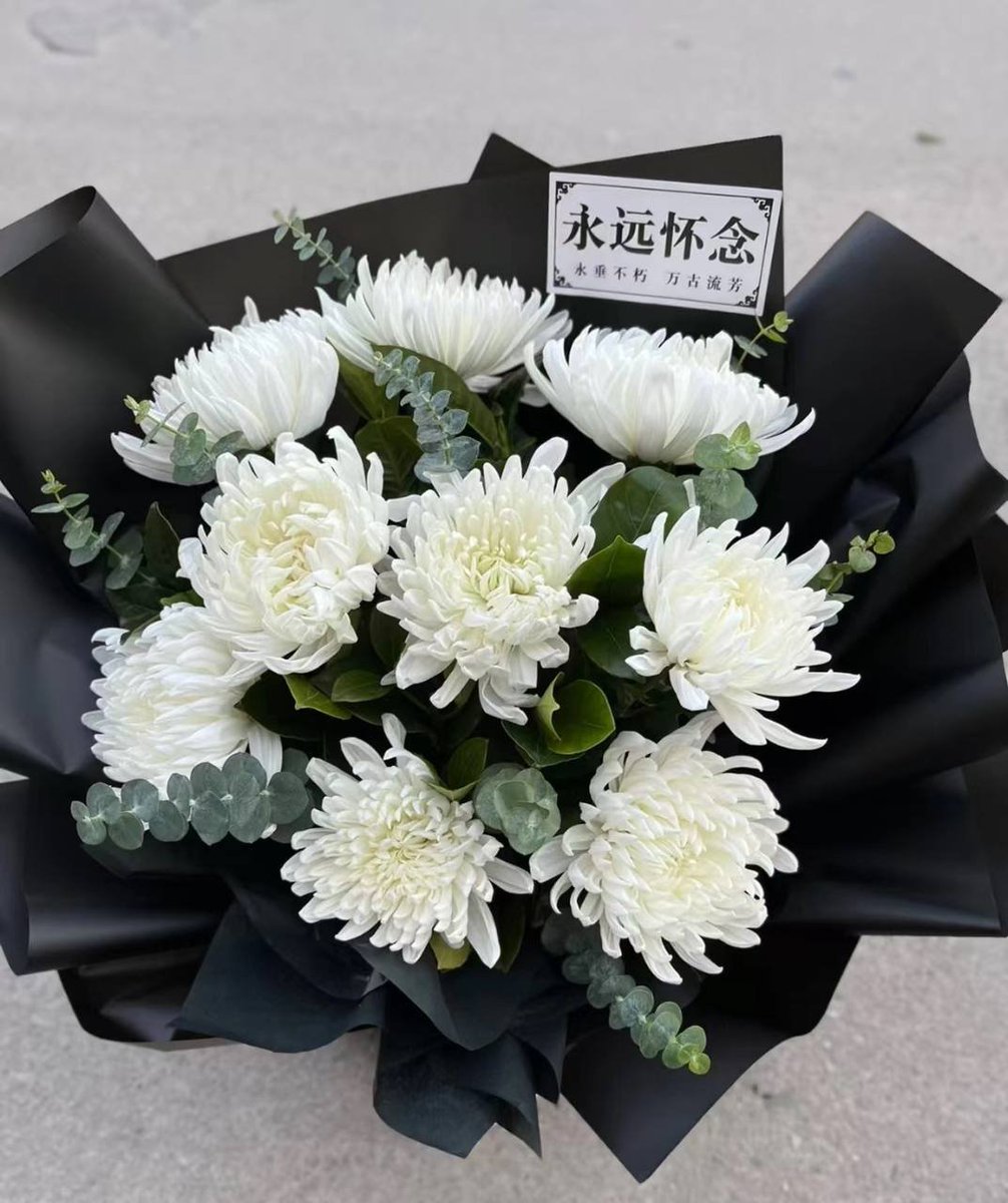 MoniqueKat83537's tweet photo. 清明去扫墓的同时，不断感叹殡葬行业还是暴利啊！
小小一束花，粉丝们猜猜收了多少钱？

评论区留言，猜中有奖！ https://t.co/oWT90AUGGC