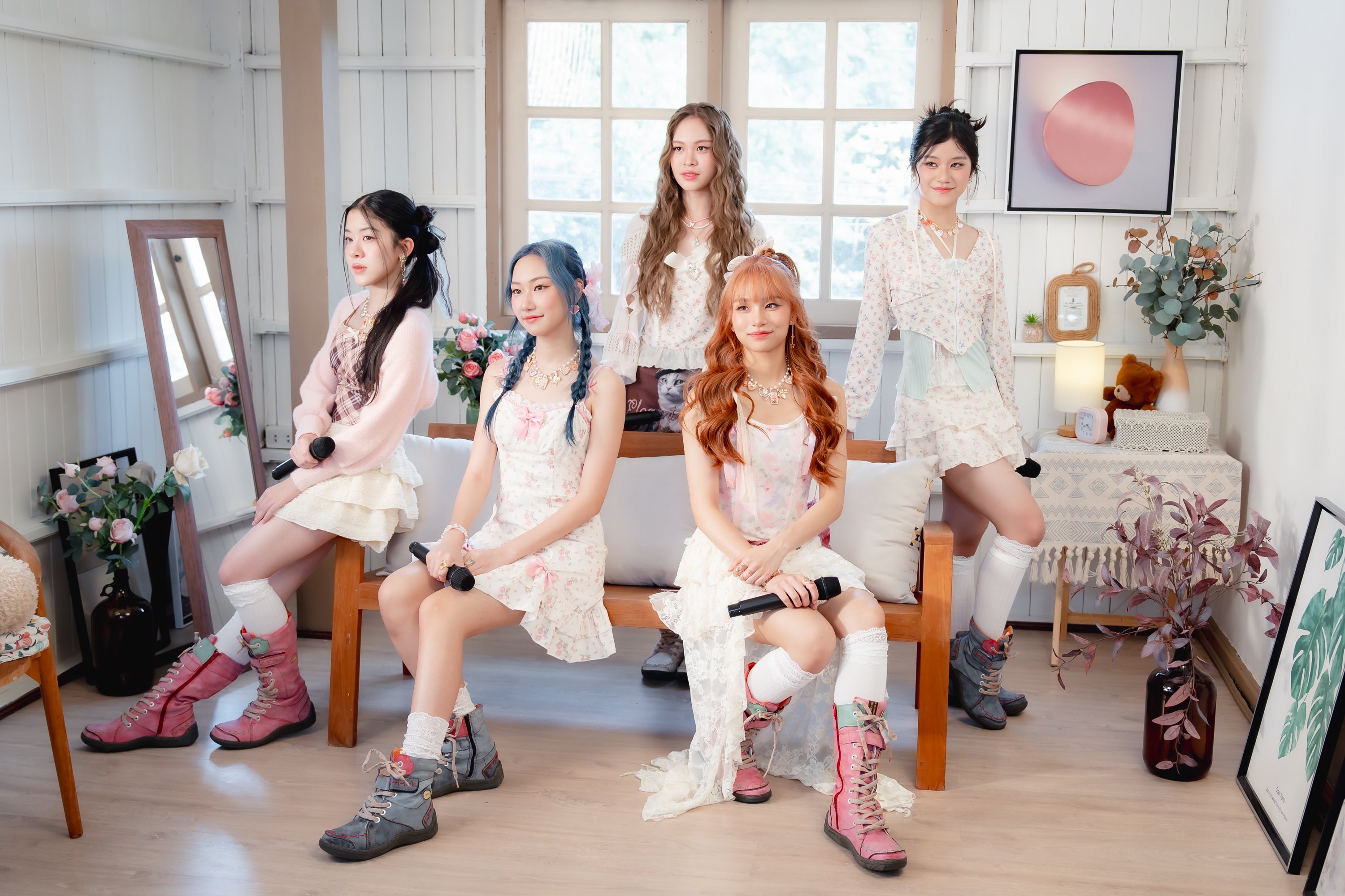 GnrRXC9aEAAa6pq?format=jpg&name=4096x4096