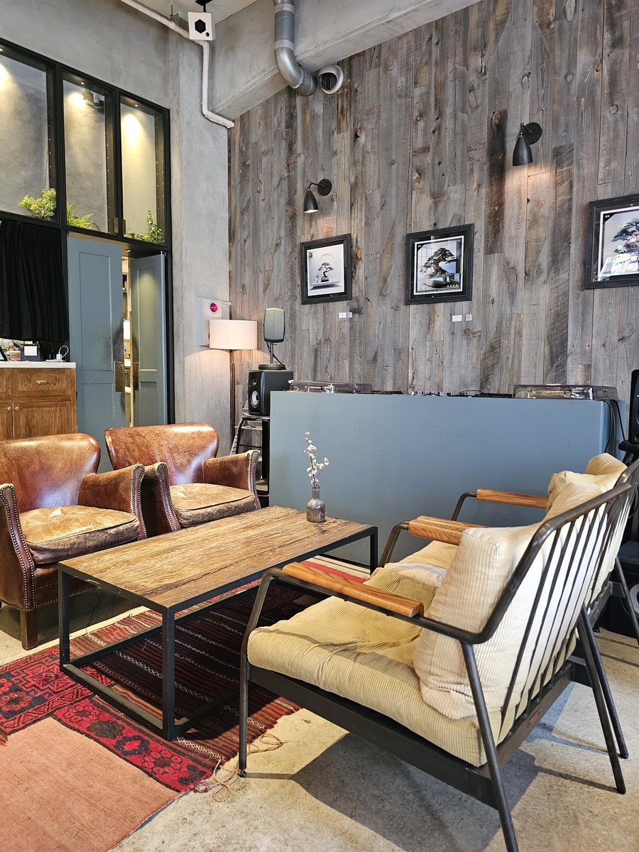 uYEIhRqVxalOehl's tweet photo. 今日は気心の知れた推し友さんたちと聖地巡りをしながらわちゃわちゃと過ごしてました
カフェの真ん前が目黒川沿いで満開の桜にも遭遇してラッキー🌸
#RiversideClub
#朝日新聞本社 https://t.co/YJ9holKOou