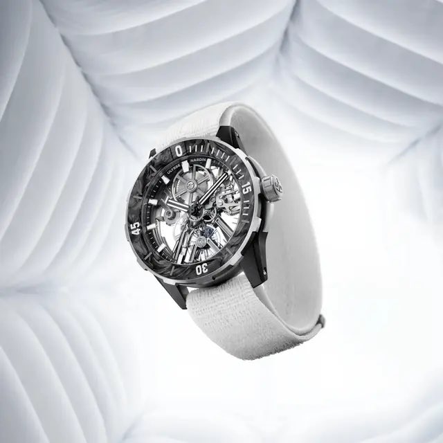 Watchbazar's tweet image. Pushing the boundaries of innovation, Ulysse Nardin introduces the Diver [AIR], a 44mm skeletonized dive watch that weighs only 52 grams, including its strap—making it the lightest mechanical dive watch ever !