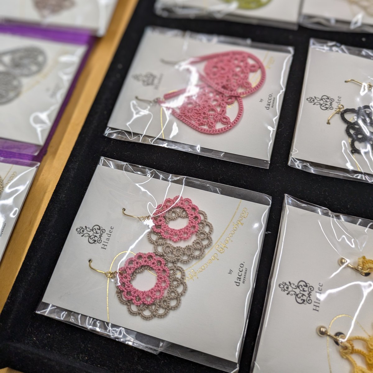 大好評の『応援マルシェ・ウィークエンド』
ミャンマーや能登のステキなものが沢山
御茶ノ水駅から徒歩約3分、神田明神や湯島聖堂のすぐ近く！
暖かい予報の週末、お散歩がてら遊びに来てください～
『応援マルシェ・ウィークエンド』
2025年4月5・6日（土日）11時～17時
千代田区外神田2-2-19MKビル1F