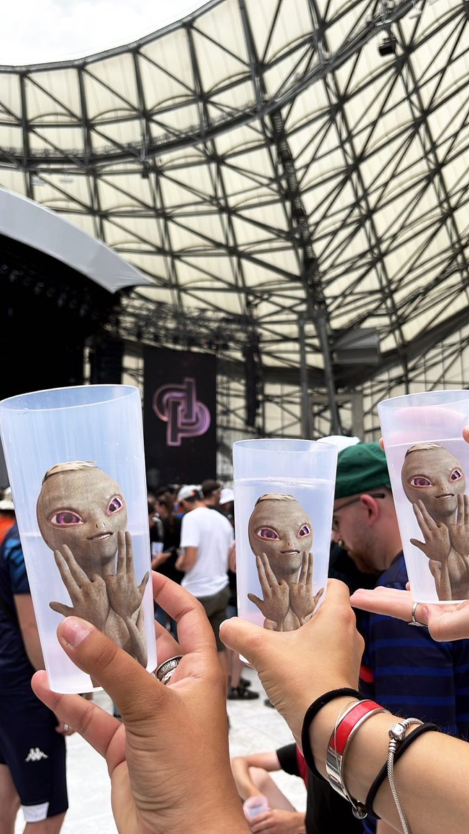 lazezzzzzzz's tweet image. je m’en veux chaque jour un peu plus pour ce verre… mais au moins on a une photo