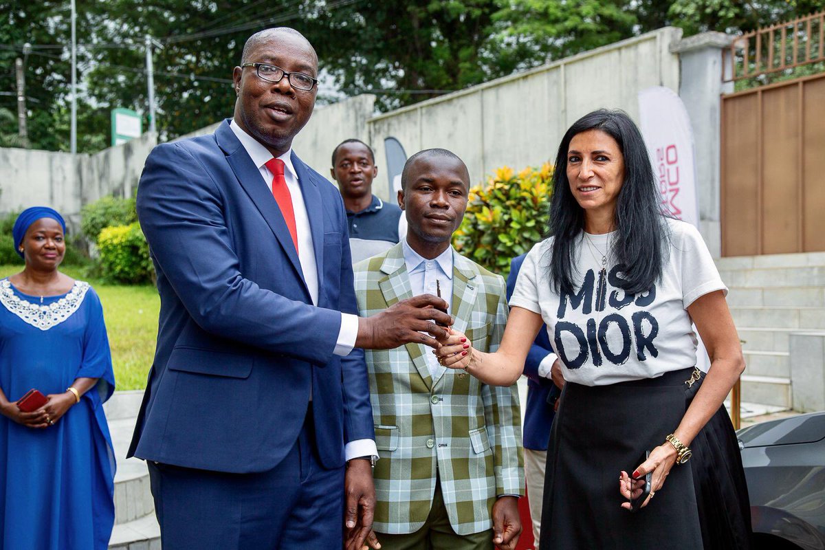 Ly Goa Aimé Ludovic, meilleur journaliste de Côte d'Ivoire 2023, a reçu son véhicule de marque #KIA pour son sacre lors des Ebony 2023. Un geste réalisé par notre partenaire #RIMCOMOTORS 🔥✅