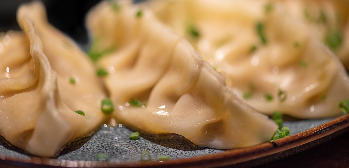 ELALQUIMISTA3's tweet photo. #Alquimista, se dice que lo importante está siempre en el interior... y cuidado cuando pruebes nuestras deliciosas #gyozas caseras de codorniz en escabeche con yema curada y sus verduras, ¡un regalo para el paladar! 🤤 https://t.co/41PCTdCaia ¿Vienes a comprobarlo este finde? 🤗 https://t.co/kFPr4qIVz4