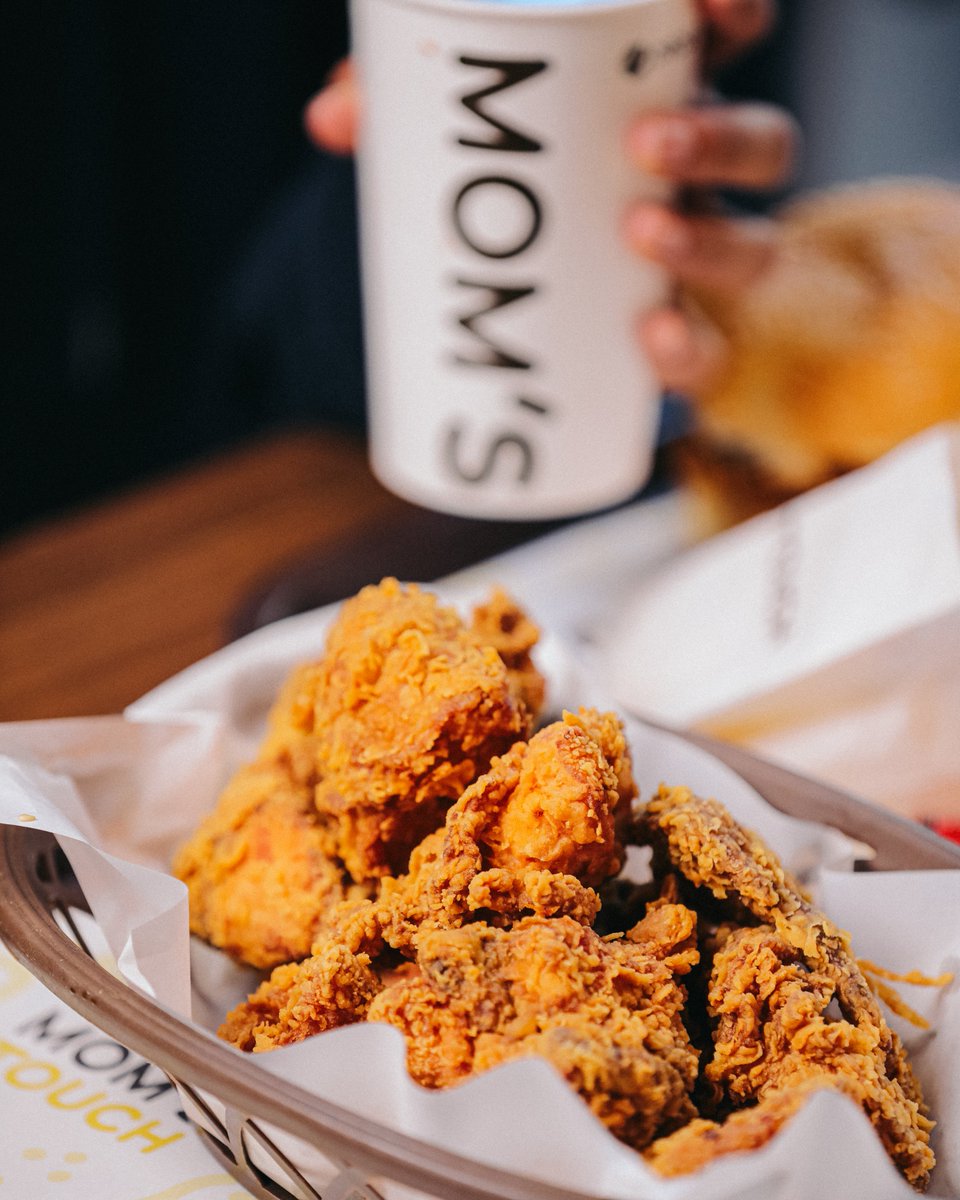 Амралтын өдрүүдээр Mom's Touch-ыг зорих шалтгаан: 
Mom's Touch нь Оргио брэндийн хөлдөөгөөгүй, фрэш тахианы махаар бүтээгдэхүүнээ хийдэг учраас бургер болон тахиа нь шүүслэг, зөөлөн байдаг.🤎🧡