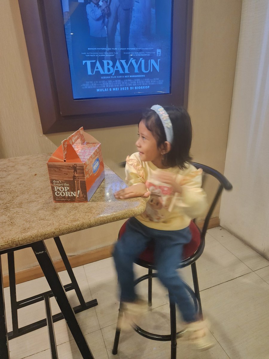 cak_sugenk's tweet image. Dear @Adriandhy , mungkin Film Jumbo ditakdirkan untuk kami berdua. Yaya anak saya merayakan lebaran pertama tanpa maminya. Setelah menonton #FilmJUMBO dia berkata pada saya "ayo kita bicara sama mami pake radio nenek" 🥹