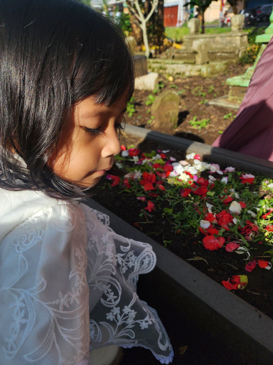 cak_sugenk's tweet image. Dear @Adriandhy , mungkin Film Jumbo ditakdirkan untuk kami berdua. Yaya anak saya merayakan lebaran pertama tanpa maminya. Setelah menonton #FilmJUMBO dia berkata pada saya "ayo kita bicara sama mami pake radio nenek" 🥹