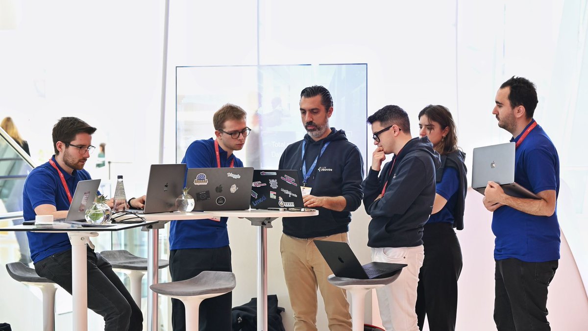 EuroHPC_JU's tweet image. 🌍 #HPCAmbassadors at EuroHPC Summit! 💻⚡
This year 26 @EUMaster4HPC students brought their enthusiasm to ensure the event ran smoothly, welcoming guests, assisting with inquiries & energising the #DemoLab! The programme is currently recruiting eumaster4hpc.eu/application/
📸👇
