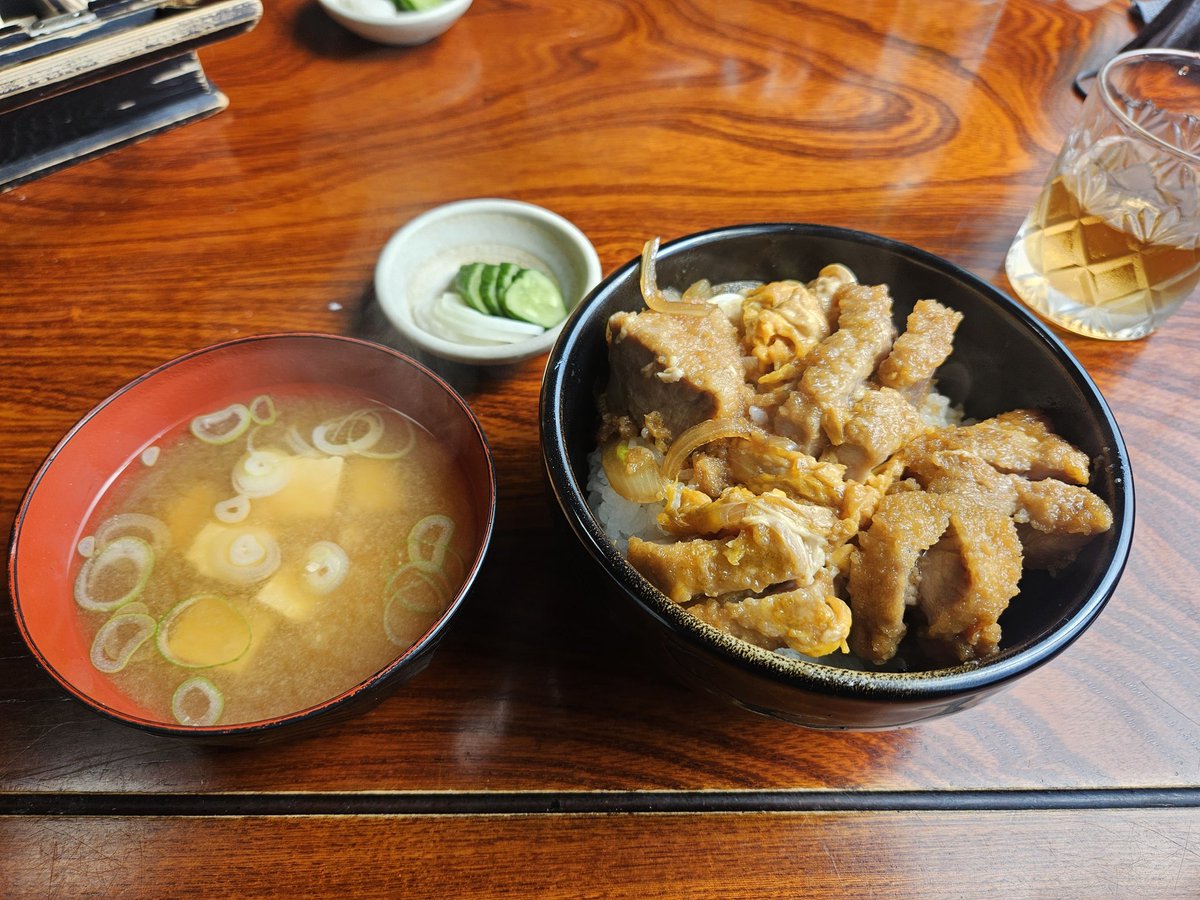 今日出張で、富山県黒部へ

新幹線では、「黒部宇奈月温泉駅」という富山駅の１つ手前駅

驚くほど、駅前に何もないｗｗ
駅前には食事する場所すらないのはビックリ
結局、現地営業さんの案内で、ミシュランに掲載されているというお食事処へ
かつ丼がイチオシでしたが、とても美味しくいただきました
