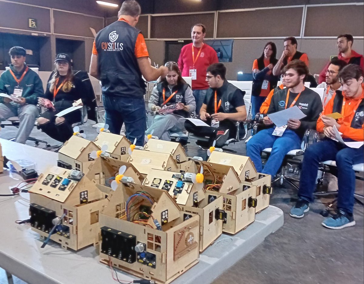 ToniMorenoRey's tweet image. Us imagineu🏚️10 #SmartHome de @KeyestudioRobot @Innovadidactic connectades entre si amb IoT?
🤩Ho veureu a @Olotuit  #RobolotCon2025 #Fira_STEAMakers_2025  9/10Maig. Hem convidat a joves valencians que les han assemblat i muntaran un  #SmartNeighborhood
🤖som.robolot.online