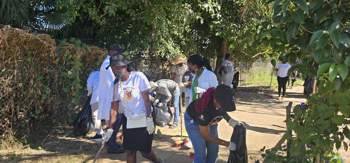zimyouthcouncil's tweet photo. It's first Friday of the month. Zimbabwe Youth Council in conjunction with Youth in Politics is having a Clean Up Campaign at Sunningdale Shopping Centre in Harare
#keepthecityclean #cleanupcampaign https://t.co/dxbQV9t9ix