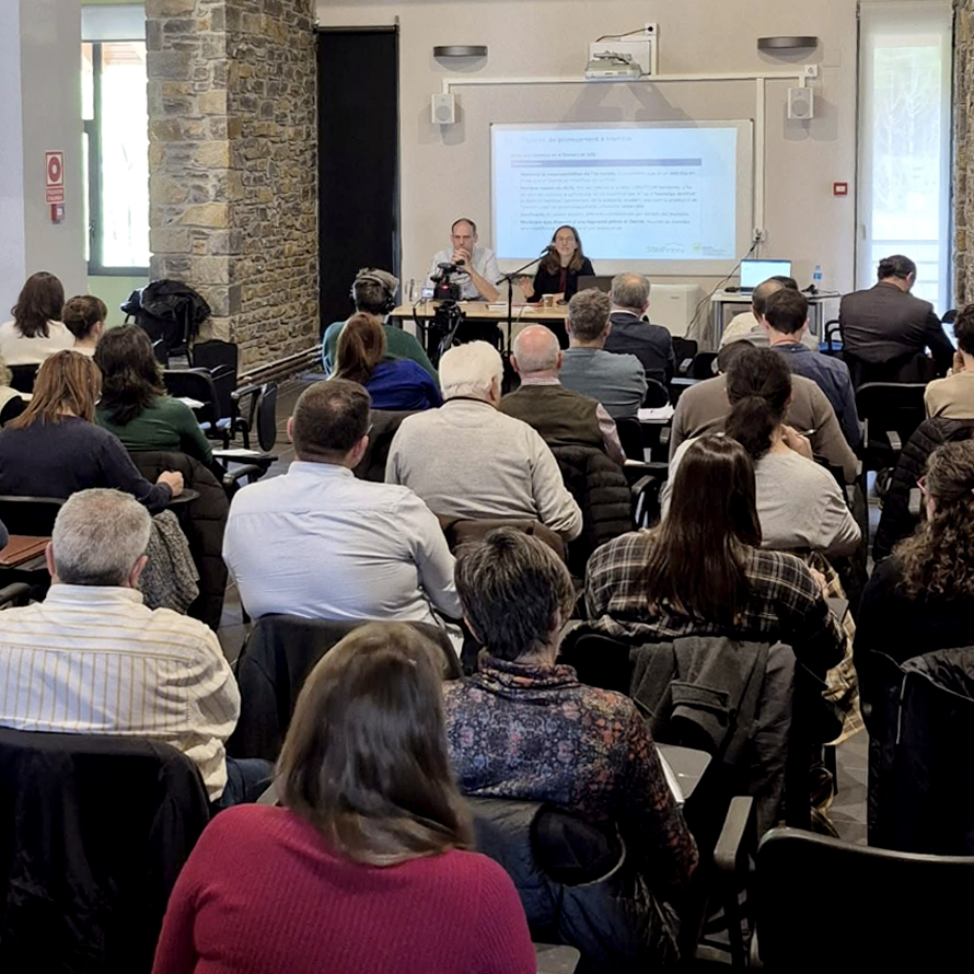 Ahir vam participar a la jornada d'assessorament jurídic a entitats locals del Pirineu en matèria d'Habitatges d'Ús Turístic organitzada x <a href="/SOMPirineu/">SOMPirineu - IDAPA</a> 

Juntament amb <a href="/SolerRaimon/">Raimon Soler</a> vam compartir eines x abordar aquesta problemàtica. Cal regulació x vetllar pel dret a l'habitatge🏘️