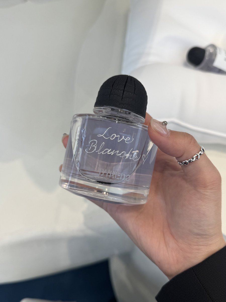 바이레도 오늘부터 더현대에서 팝업하는데 향수 구매하면 각인 서비스도 해드려요 🙈🤍 각인서비스는 처음 진행하는거라서.....많관부입니둥