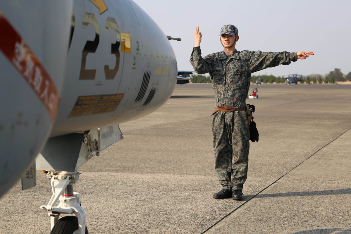 jasdf_hyakuri's tweet image. お待たせいたしました!細かすぎて伝わらない #航空自衛隊 モノマネ、第1回目の正解は「#ブルーインパルス のNo1整備員が右エンジンスタート準備ヨシのハンドサインを出したところ」です。右手は人差し指と中指を伸ばし手の甲側を正面に向け、左手は右エンジンを示す二本指を水平に上げています。