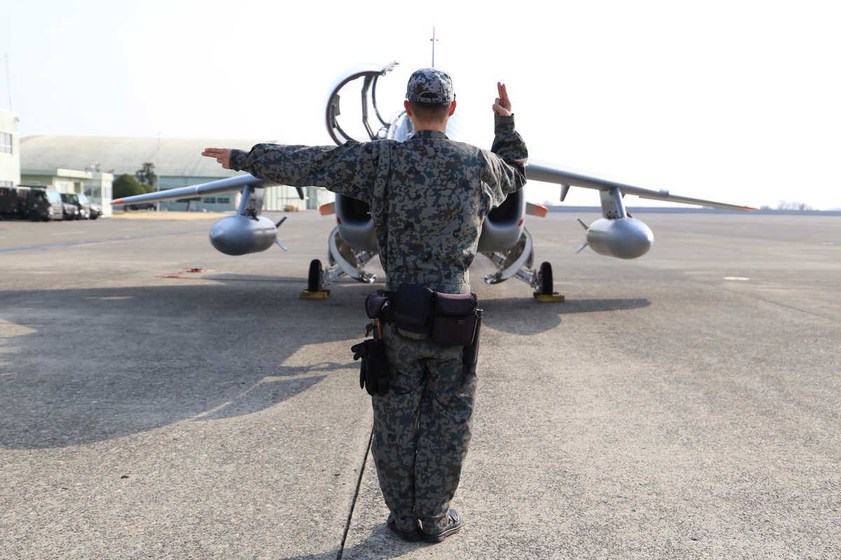 jasdf_hyakuri's tweet image. お待たせいたしました!細かすぎて伝わらない #航空自衛隊 モノマネ、第1回目の正解は「#ブルーインパルス のNo1整備員が右エンジンスタート準備ヨシのハンドサインを出したところ」です。右手は人差し指と中指を伸ばし手の甲側を正面に向け、左手は右エンジンを示す二本指を水平に上げています。
