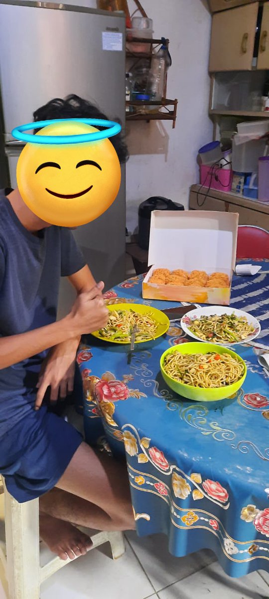 2 hari lalu perayaan setahun jadi anak yatim. Hari ini perayaan ulangtahun. Semangat anak bontot penguasa rumah