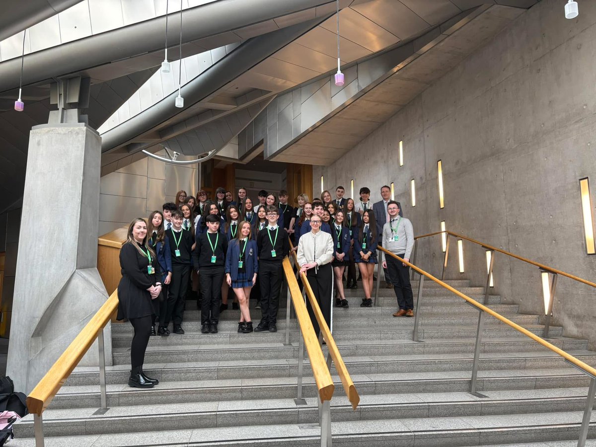 S3 pupils had a great visit at the Scottish Parliament last week where they got to watch First Minister’s Questions and even had a brief chat with <a href="/NicolaSturgeon/">Nicola Sturgeon</a> thank you to <a href="/fultonsnp/">Fulton MacGregor MSP</a> for organising 🤩 <a href="/social_sahs/">St. Andrew's Soc Sub</a> <a href="/StAndrewsHS/">St Andrew's High</a>