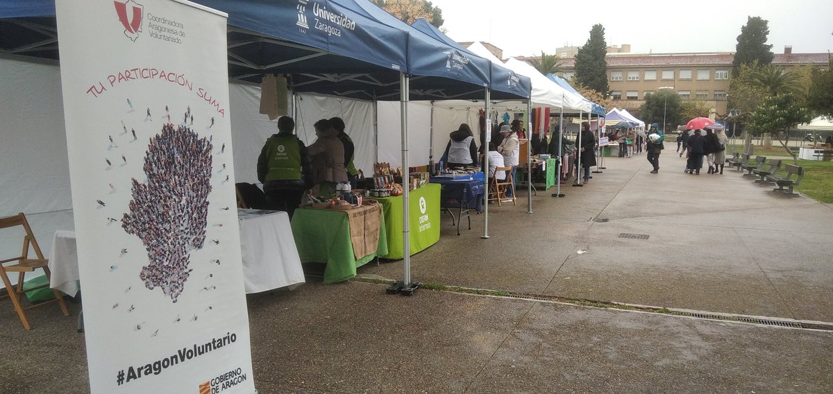 Con lluvia y frío, pero aquí estamos, al pie del cañón en el Mercado Agroecológico de @unizarsaludable y celebrando la Semana de la Cooperación con @fasaragon.  ¿Vienes a vernos?

#AragonVoluntario #MercadoAgroecologicoUnizar #EconomiaSocial