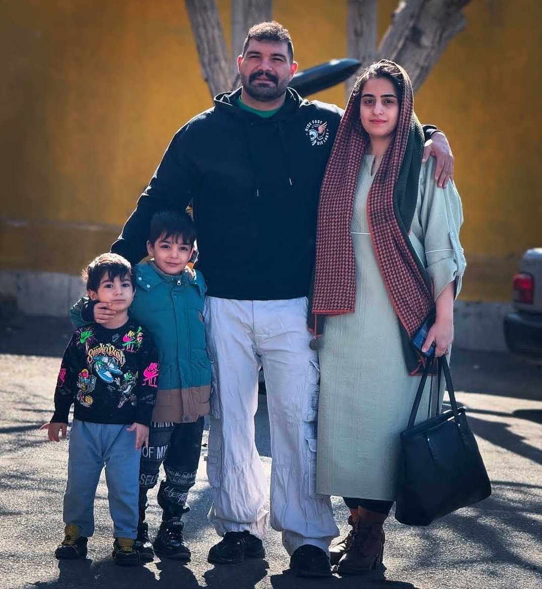 _eemaad_'s tweet photo. این بنده خدا رو من زیاد نمیشناسم
تو اکسپلور میدیدمش
ظاهرا یه کبابی با عشق داره و آدم باحالی هم هست. 
تو یک حادثه دچار سوختگی شده
تو این وضعیت میلیاردرم باشی
هزینه درمان همشو میبلعه
مشکل خودش بیمارستانه اما مغازشو باز کردن
یه شامتونو برید اونجا بخورید
چرخ کارش در نبودش بچرخه https://t.co/OZPx564lQj