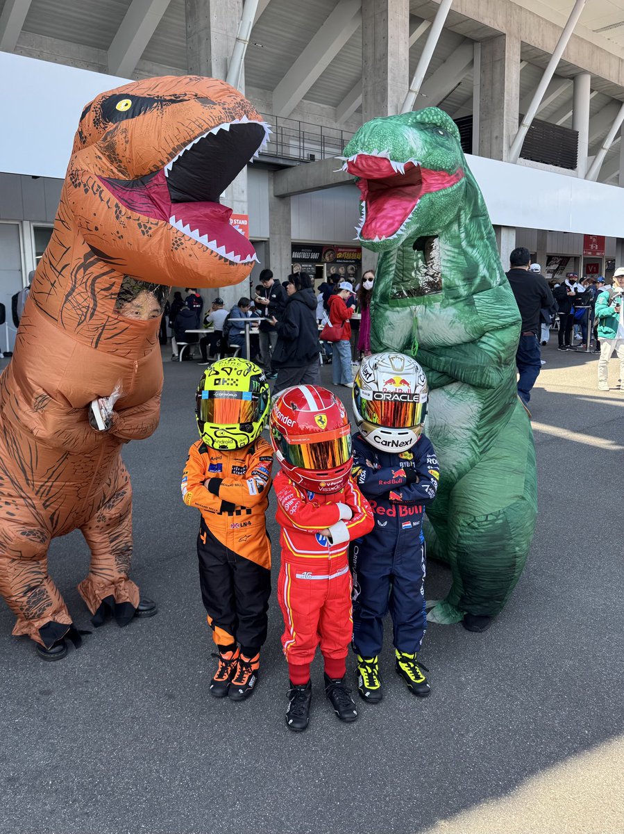 Megheee_'s tweet photo. Il weekend di Suzuka sta andando avanti grazie a questi tre bambini, qualcuno li porti da Leclerc, Verstappen e Norris per favore https://t.co/CoOSNUS3sZ