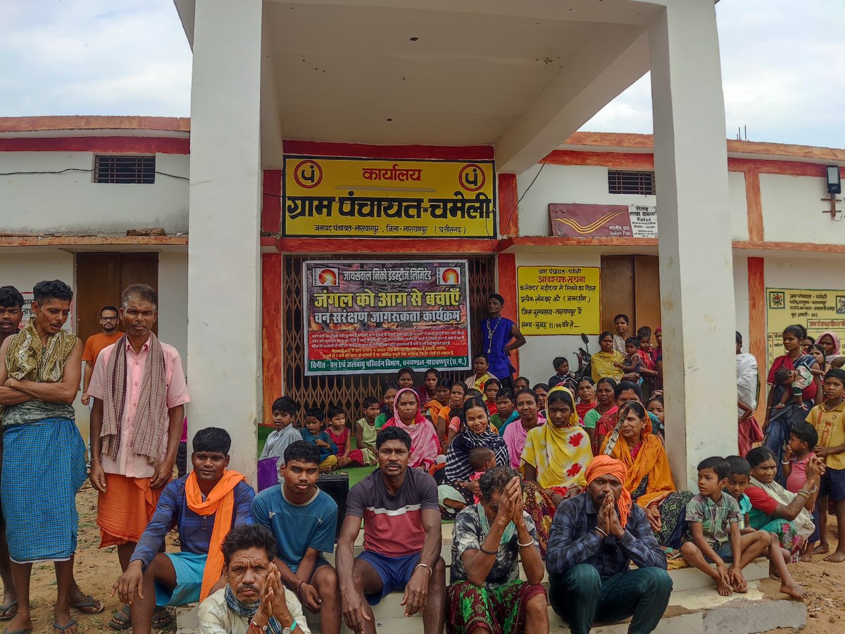 NarayanpurDist's tweet photo. नुक्कड़ नाटक के जरिए जंगलों को आग से बचाने ग्रामीणों को किया जा रहा जागरूक
गोहड़ा, बेनूर, फरसगांव, तारागांव, छोटेडोंगर सहित कई गांवों में आयोजित कार्यक्रम में सैकड़ों ग्रामीणों ने लिया वनों की सुरक्षा का संकल्प
#StopForestFires #संवर_रहा_छत्तीसगढ़ #VishnuDeoSai #Narayanpur https://t.co/0ZLYqajEJH