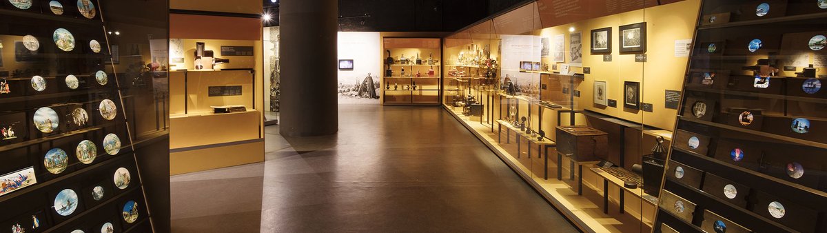 El sábado 5 de Abril hablaré de "La linterna de los magos" dentro del programa dedicado a los miembros de la MAGIC LANTERN SOCIETY OF GREAT BRITAIN que visitan el Museu del Cinema de Girona. 
Como Colofón Sergi Buka mostrará el espectáculo "El cazador de imágenes".