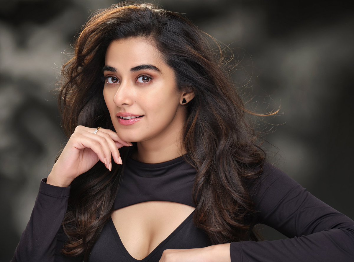 Achi lagti hai na black dress mujhpe 🌝🥰