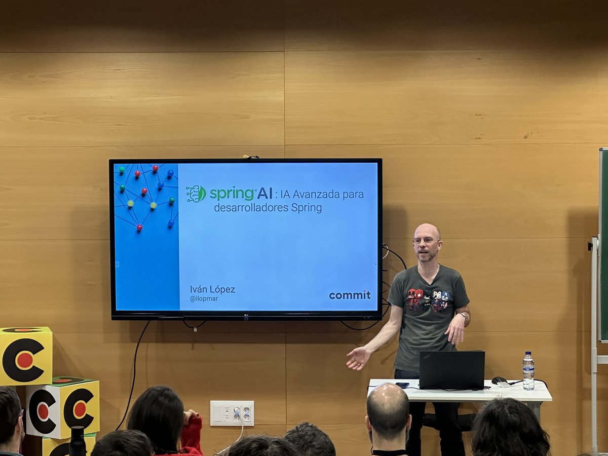 La charla de #IA con #Spring de <a href="/ilopmar/">Iván López</a> ha sido sublime. Ha merecido la pena estar de pie xD. #CommitConf