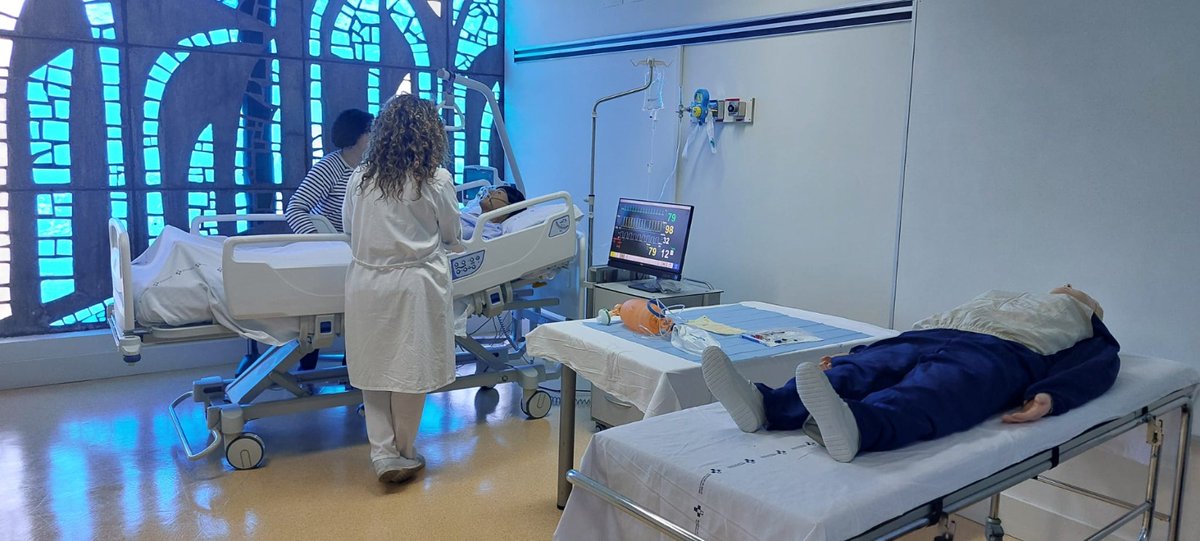 🏥El 𝗛𝗼𝘀𝗽𝗶𝘁𝗮𝗹 𝗩𝗮𝗹𝗹𝗲 𝗱𝗲𝗹 𝗡𝗮𝗹ó𝗻 incorpora un aula de formación y simulación clínica que permite recrear situaciones reales sin poner en riesgo al paciente

🏥El nuevo recurso moderniza los procesos docentes dirigidos a profesionales, residentes, estudiantes y