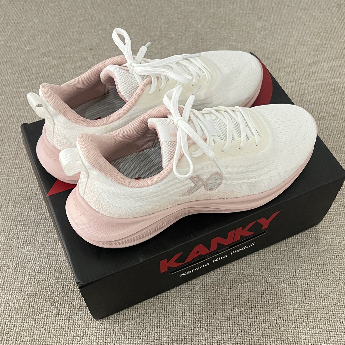 menurut gw sepatu lokal terbaik jatuh kepada brand KANKY👏🏻

harganya affordable, dipake nyaman bgt, ringan dan empuk…. WORTH TO BUY!!💯