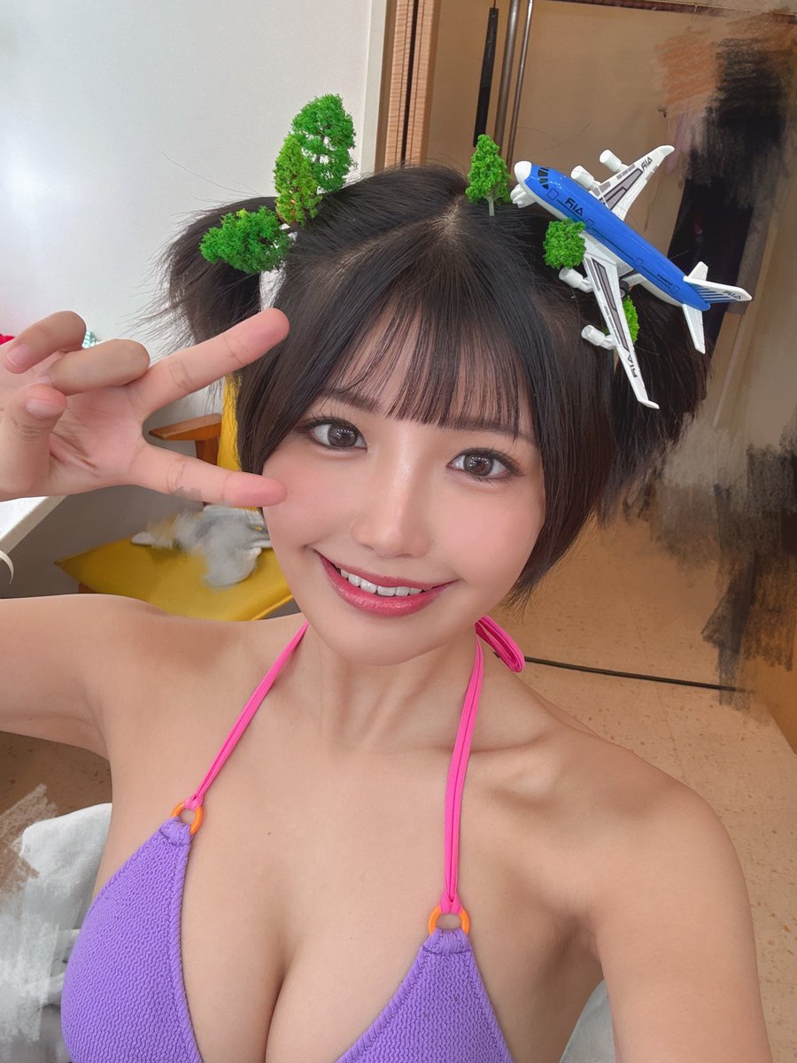 ✨🌸嬉しいお知らせ🌸✨

本日発売の『ヤングガンガン』にて
巻末グラビアを担当しました！

なんと…！！！

巨大化して怪獣になってグラビアまでやっちゃいましたっ🦕✨
ぜ〜ったいチェックしてね❣️

https://t.co/yr20xsHVUA https://t.co/siaF8P5H5g
