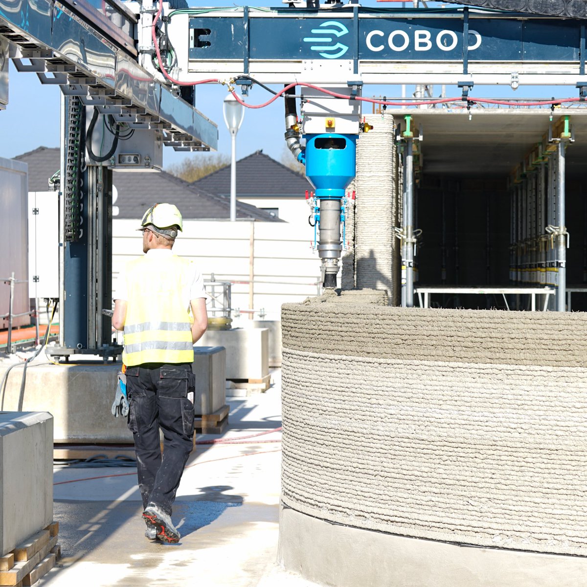 GrandReims's tweet photo. Lancement opérationnel de #ViliaSprint2 : construction à #Bezannes du 1er immeuble de logements imprimé en 3D béton sur site en France et le plus grand en Europe. Un projet de 12 logements collectifs, qui incarne une #innovation majeure pour notre territoire. https://t.co/50JEB2JDi2