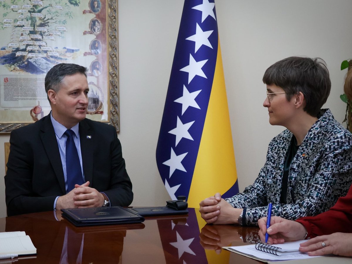 In #Sarajewo mit klaren Botschaften im 🧳: 🇧🇦 Zukunft liegt in der 🇪🇺! 
Angriffe auf die Verfassung sind inakzeptabel. Sie setzen Frieden und Stabilität aufs Spiel - für alle. Deswegen ergreifen wir Maßnahmen gegen die Verantwortlichen.

auswaertiges-amt.de/de/newsroom/27…