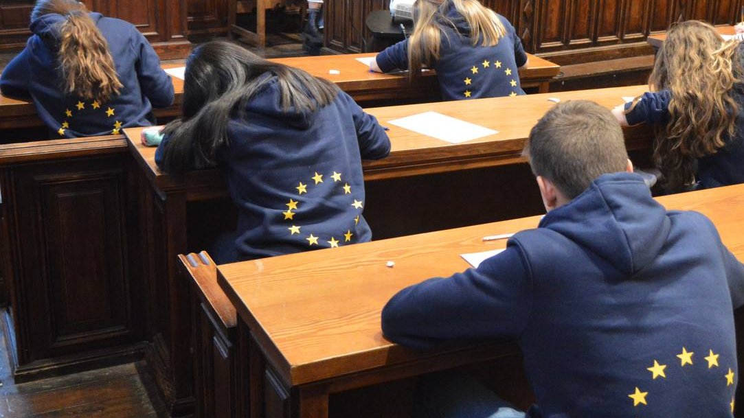 AEE Unión Europea (@aeeunioneuropea) on Twitter photo Arrancan en Oviedo las III Olimpiadas sobre la UE organizadas por <a href="/Equipo_Europa/">Equipo Europa</a>. Amaya Cal, <a href="/AccEducativaExt/">Acción Educativa Exterior</a>, apoya a los jóvenes y destaca cómo la educación fortalece una Europa democrática donde ellos tengan voz y participación real🗣️¡Suerte a quienes compiten!#OlimpiadasUE💪 Arrancan en Oviedo las III Olimpiadas sobre la UE organizadas por <a href="/Equipo_Europa/">Equipo Europa</a>. Amaya Cal, <a href="/AccEducativaExt/">Acción Educativa Exterior</a>, apoya a los jóvenes y destaca cómo la educación fortalece una Europa democrática donde ellos tengan voz y participación real🗣️¡Suerte a quienes compiten!#OlimpiadasUE💪