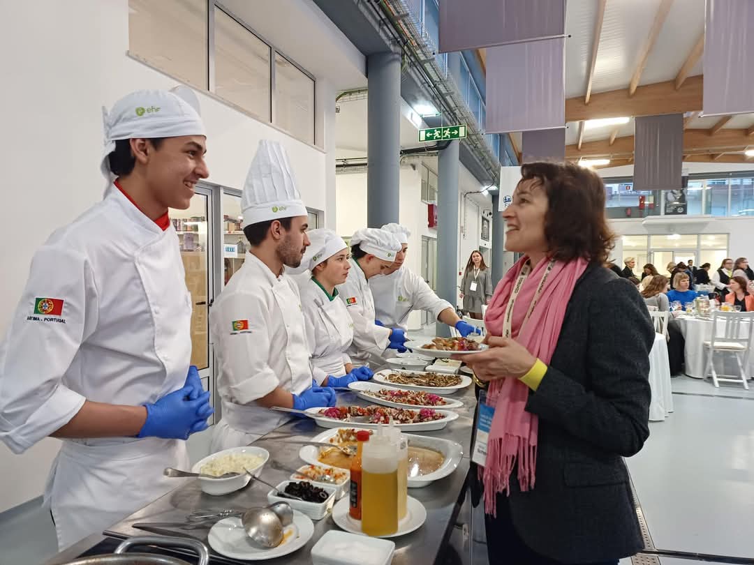 e_h_fatima's tweet image. EHF responsável pelo Jantar Social do Encontro de Educação da OCDE 🍽️
No âmbito do Encontro de Educação da OCDE, foi realizado um jantar social, da responsabilidade da EHF, que decorreu nas instalações do Mercado de Fátima. 🧑‍🍳
#ehfatima #MédioTejo #CIMT #Jantar