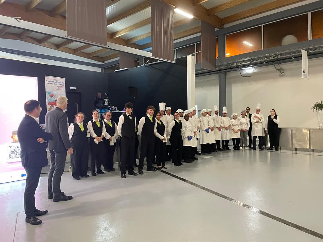 e_h_fatima's tweet image. EHF responsável pelo Jantar Social do Encontro de Educação da OCDE 🍽️
No âmbito do Encontro de Educação da OCDE, foi realizado um jantar social, da responsabilidade da EHF, que decorreu nas instalações do Mercado de Fátima. 🧑‍🍳
#ehfatima #MédioTejo #CIMT #Jantar