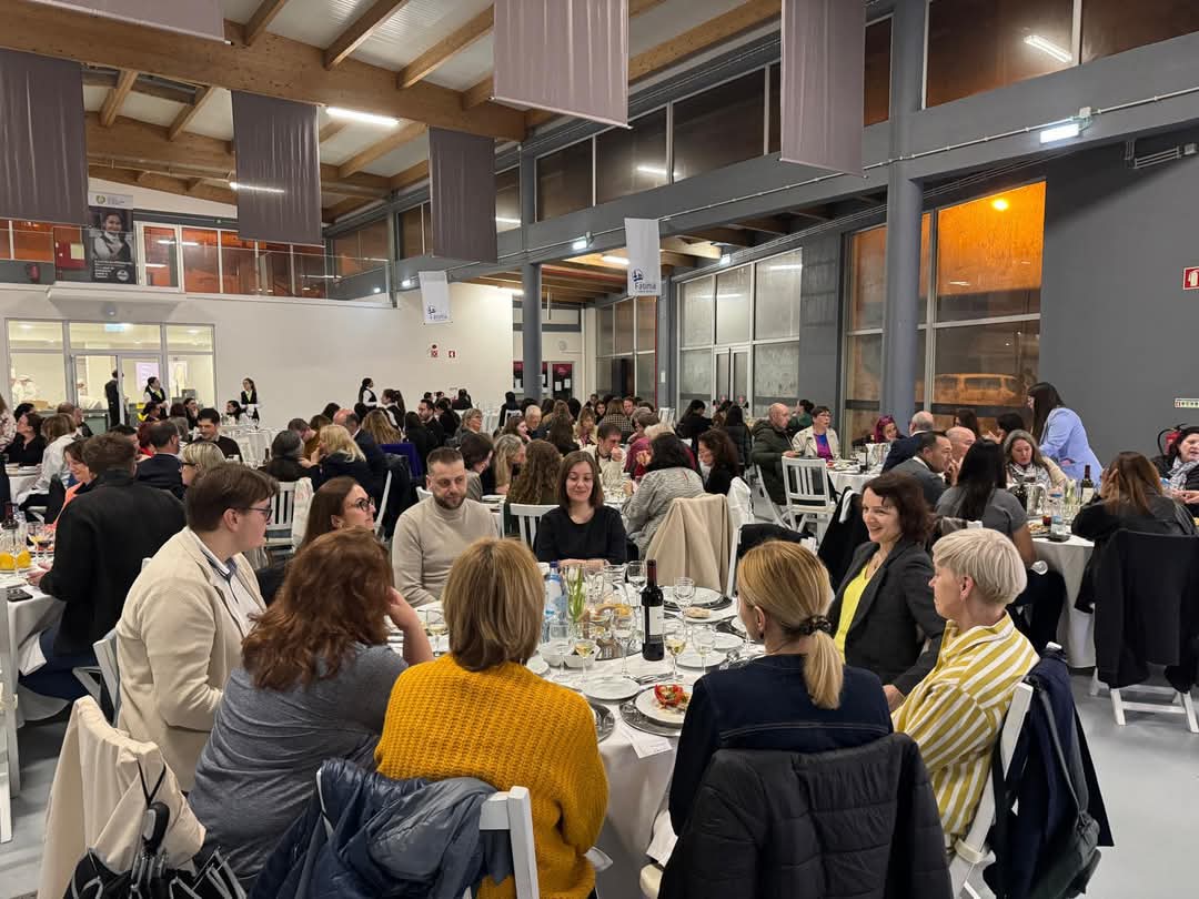 e_h_fatima's tweet image. EHF responsável pelo Jantar Social do Encontro de Educação da OCDE 🍽️
No âmbito do Encontro de Educação da OCDE, foi realizado um jantar social, da responsabilidade da EHF, que decorreu nas instalações do Mercado de Fátima. 🧑‍🍳
#ehfatima #MédioTejo #CIMT #Jantar