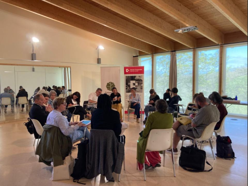 Avui assistim a la Jornada de la taula estratègica del sector de cures de la Catalunya central que organitza l'Ateneu Cooperatiu de la Catalunya Central. On es presenta la Xarxa pel Dret a la Cura i es durà a terme un pla de treball en l'àmbit de les cures.