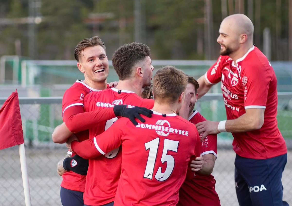 ER DU KLAR FOR SERIESTART? 🤩⚽️
I morgen (lørdag) klokken 15:00 braker det løs med første kamp for Råde-herrene i Amedialigaen!

Motstander er Østsiden og vi håper selvsagt å sikre årets første trepoenger!

Vi håper så mange som mulig vil ta turen til Råde Idrettspark!